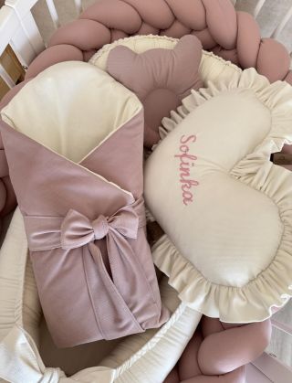 🌸 Krémová & staroružová – kombinácia jemnosti, ktorá nikdy nesklame 🤍 Táto výbavička je dôkazom, že miešanie materiálov...