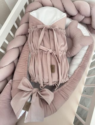 Velvet v jemnej staroružovej a čistá biela bavlna – kombinácia, ktorá pôsobí elegantne a nežne. Každý kúsok je precízne...