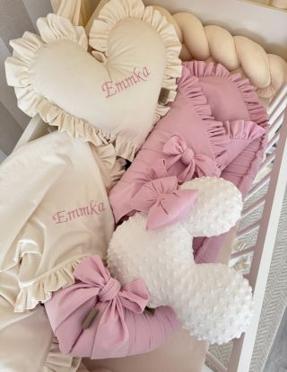 ✨ Výbavička pre malú princeznú ✨ Dokonalá kombinácia jemnosti a ručnej výroby od Abbylandia.sk 💗 Set obsahuje: 🌸 hniezdo s...